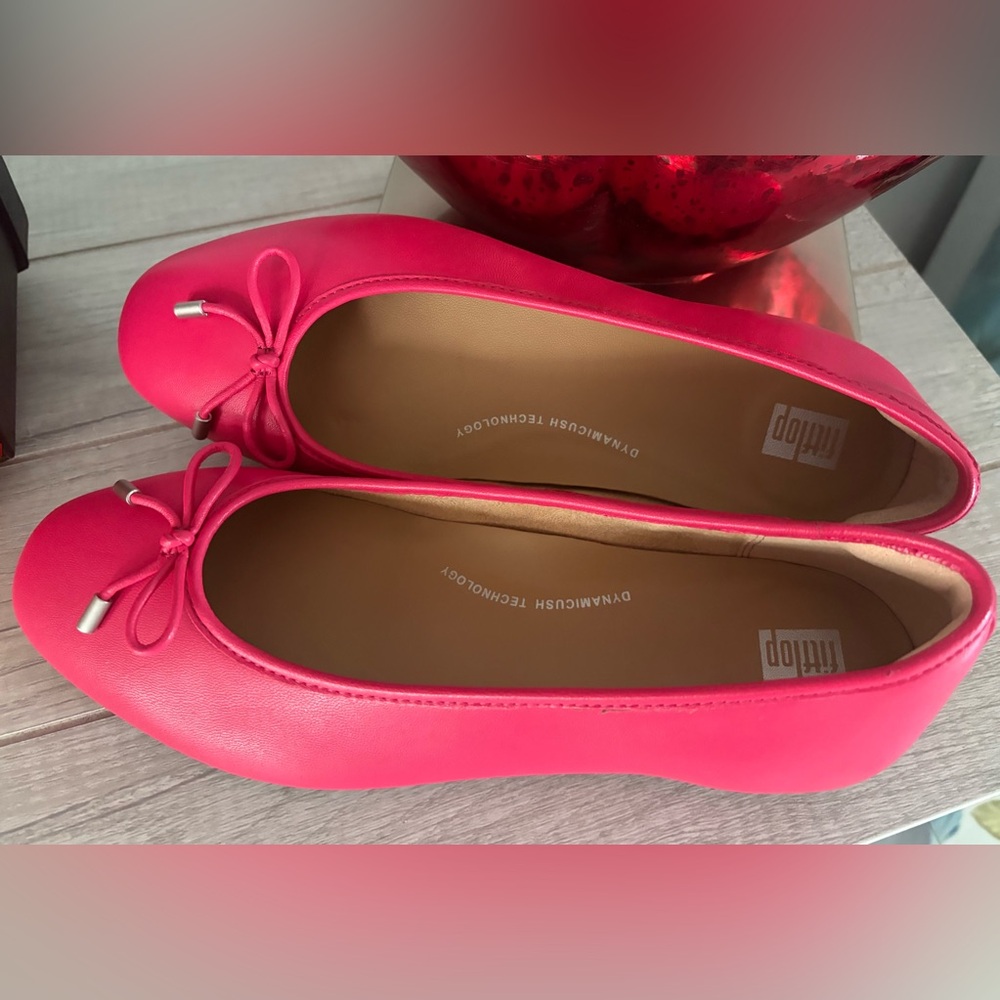 New Fitflop DELICATO Cute Bow Soft Leather
Ballerinas size 6.5 in Redberry color
